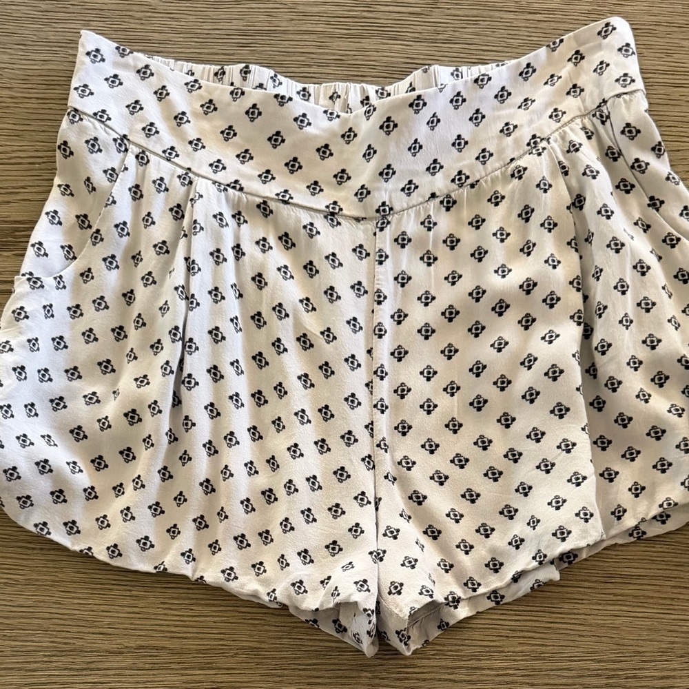 Free People High Waist Patterned Gray Shorts
Fully lined Stretchy waist.Packets. - Picture 2 of 5